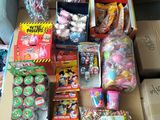 une boîte pleine de bonbons et des bonbons éparpillés par terre