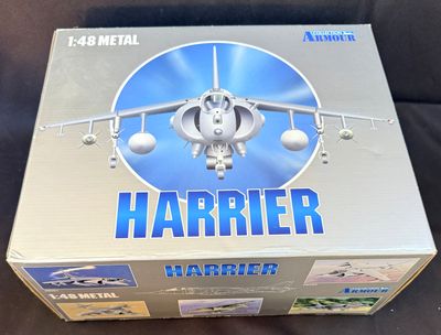 une boîte sur laquelle figure l'image d'un avion de chasse
