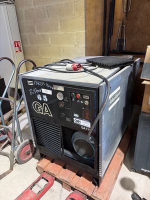 une machine posée sur une palette