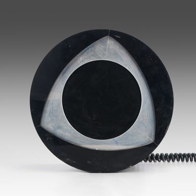 une image représentant un objet noir et blanc muni d'un cordon en spirale
