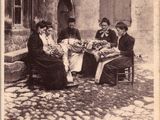 une vieille photo d'un groupe de personnes assises autour d'une table