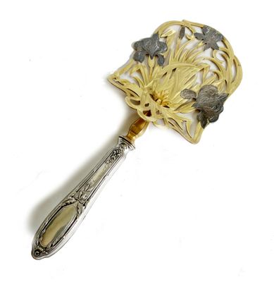 un éventail en argent et en or orné de fleurs