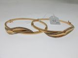 une paire de boucles d'oreilles pendantes dorées ornées de cristaux