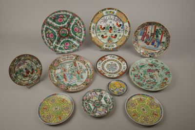 Plusieurs assiettes et bols sont disposés en cercle sur une table