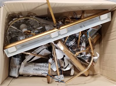 une boîte en carton contenant tout un tas de bric-à-brac