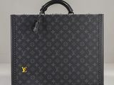 Porte-documents Louis Vuitton en cuir noir Monogramme avec finitions dorées