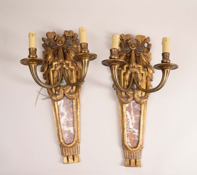 paire d'appliques murales anciennes avec des panneaux en verre doré et des bougies