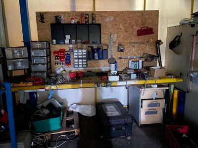 une photo d'un garage avec de nombreux outils posés sur le comptoir