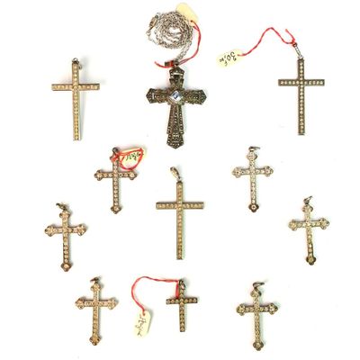 de nombreuses croix dessinées sur un fond blanc