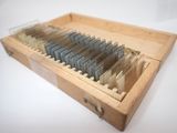 une image représentant une boîte en bois remplie d'une multitude de dossiers de toutes sortes