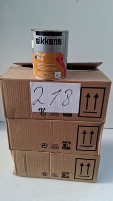 des boîtes empilées les unes sur les autres, avec une boîte de lait posée dessus