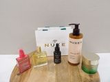 un plateau en bois sur lequel sont disposés de nombreux produits de beauté