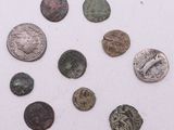 Plusieurs types de pièces de monnaie sont disposées en cercle sur une surface blanche