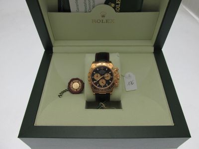 une boîte avec une montre à l'intérieur sur une table