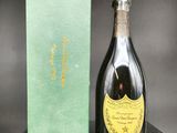 une bouteille de champagne posée à côté d'une boîte sur une table