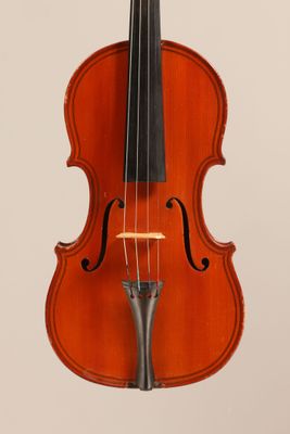 gros plan d'un violon sur fond blanc