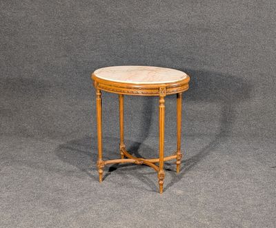 une image représentant une petite table avec un plateau en marbre sur fond gris