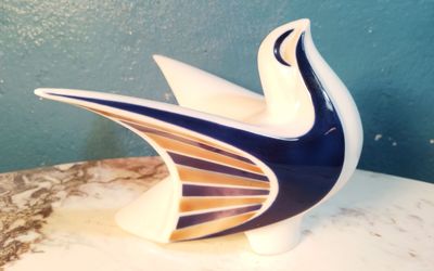 Colombe stylisée en porcelaine blanche avec ailes bleues et rayures do