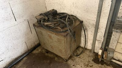 un seau sale posé dans un coin de la pièce