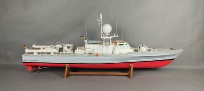 Une maquette, en bois, plastique et composite, représentant …