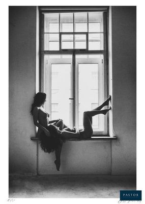 photographie en noir et blanc d'une femme assise sur le rebord d'une fenêtre