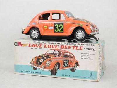 une voiture jouet posée sur une boîte
