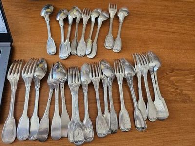 plusieurs fourchettes et cuillères disposées sur une table