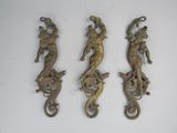 trois figurines anciennes en laiton représentant une femme et un homme