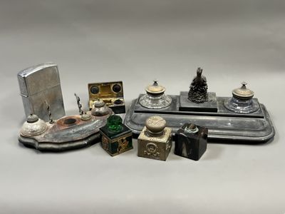 un grand nombre d'objets posés sur une table
