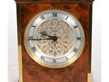 une horloge posée sur une table