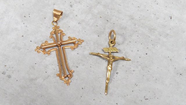 Deux pendentifs croix, en or 750‰. En règle. Poids brut : 5.30gr