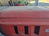 un gros plan d'un tracteur rouge portant un numéro