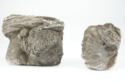 CURIOSITES. Ensemble d'elements en pierre sculpté figurant d… - Photo 1