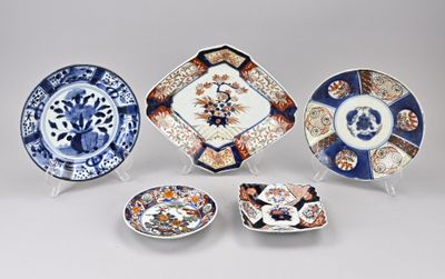 cinq assiettes aux motifs variés posées sur une surface blanche