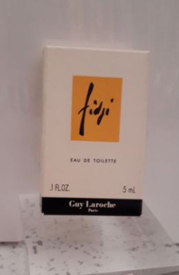 une photo d'un flacon de parfum posé sur un comptoir