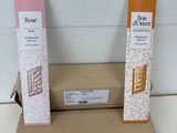 deux boîtes de savon posées l'une à côté de l'autre sur un comptoir