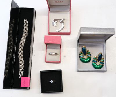 beaucoup de bijoux posés sur une table