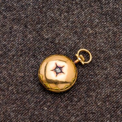 l'image d'un cadenas doré avec une étoile à l'intérieur
