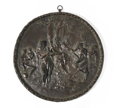 une plaque en bronze représentant une femme et un homme