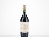 une bouteille de vin rouge posée sur une table