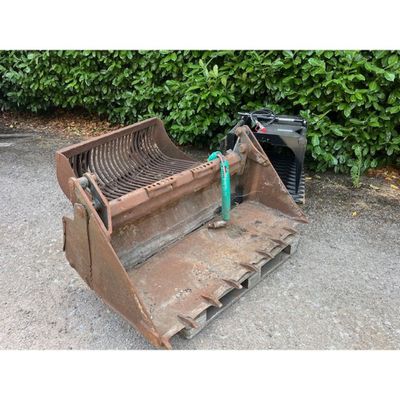 un petit bulldozer qui est garé sur le parking