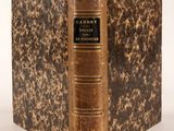 un vieux livre à la couverture brune posé sur une table