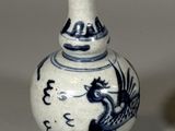 deux vases bleus et blancs posés l'un à côté de l'autre sur une table