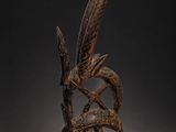 une image représentant une sculpture d'un oiseau sur un socle