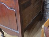 une chaise et une table dans une pièce aux murs en pierre