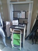 Lot comprenant 4 étagères (hors contenu), une armoire rideau… (photo 5)