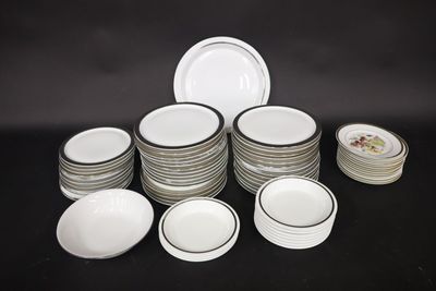 Lot de vaisselle dépareillé en porcelaine d'AUTEUIL uni blan…