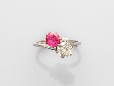 une bague à trois pierres, composée d'un diamant et de rubis
