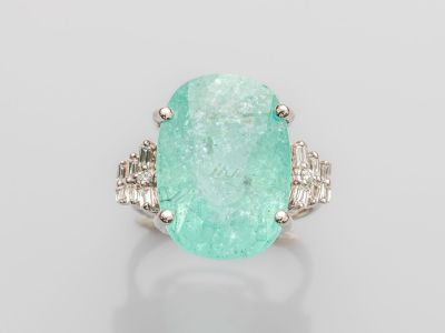 une bague en émeraude et diamant