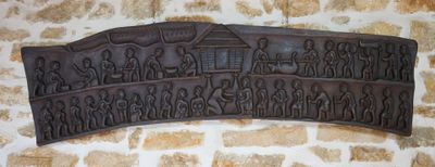 une photo d'une plaque fixée au mur d'un immeuble